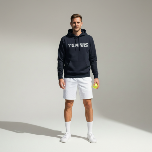 Tennisspieler mit Tennisprint Hoodie im Streetlook